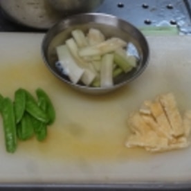 山ウドのアク抜き 定番のお惣菜 炒め煮 レシピ 作り方 By Startrek 楽天レシピ 山ウドのアク抜き 定番のお惣菜 炒め煮 レシピ 作り方 By Startrek 楽天レシピ
